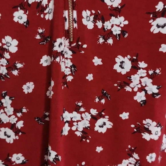 Red tanktop - Picture 3 of 11